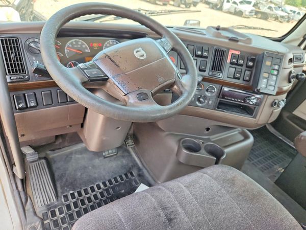 2017 VOLVO VNL