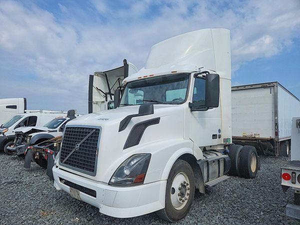 2017 VOLVO VNL