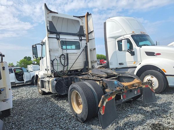 2017 VOLVO VNL