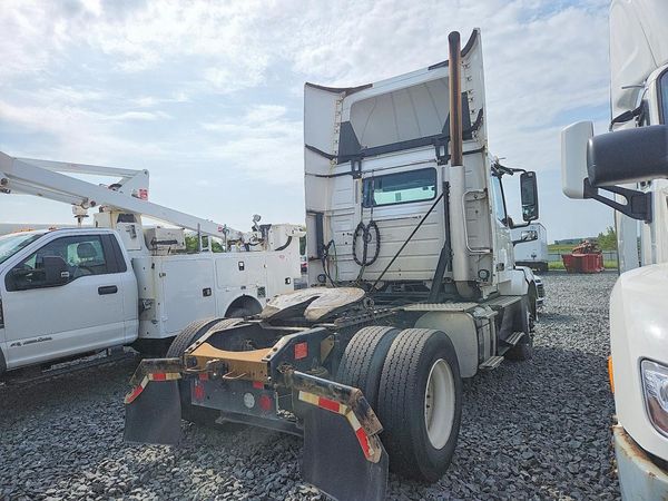 2017 VOLVO VNL