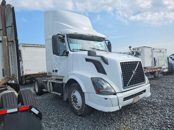 2017 VOLVO VNL