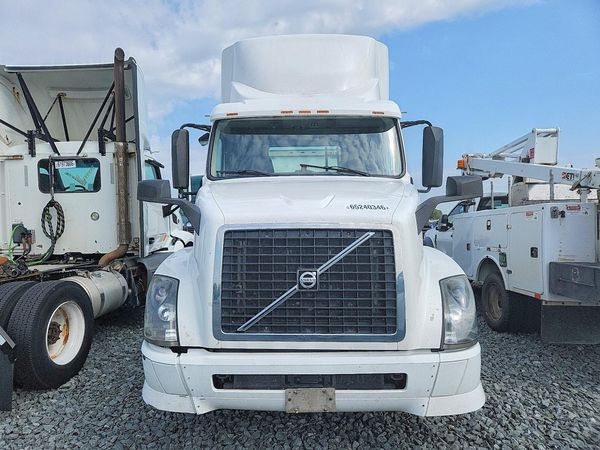 2017 VOLVO VNL