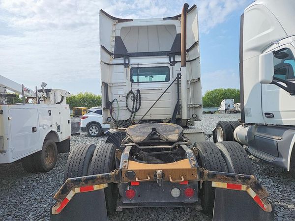 2017 VOLVO VNL
