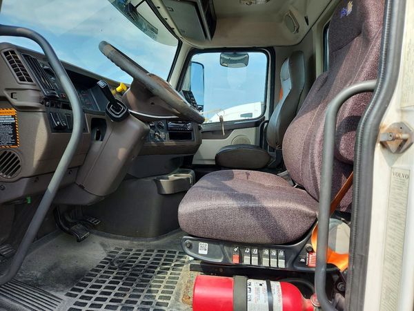 2017 VOLVO VNL