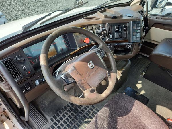 2017 VOLVO VNL