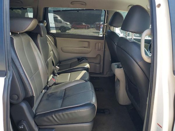 2017 KIA SEDONA LX