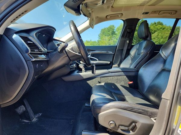 2018 VOLVO XC90 Momentum — DENT