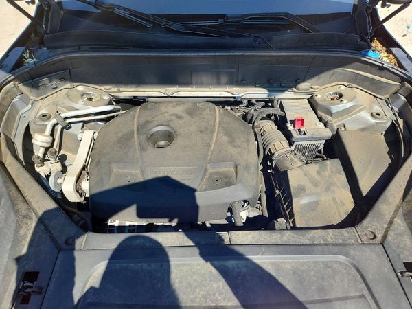 2018 VOLVO XC90 Momentum — Engine bay