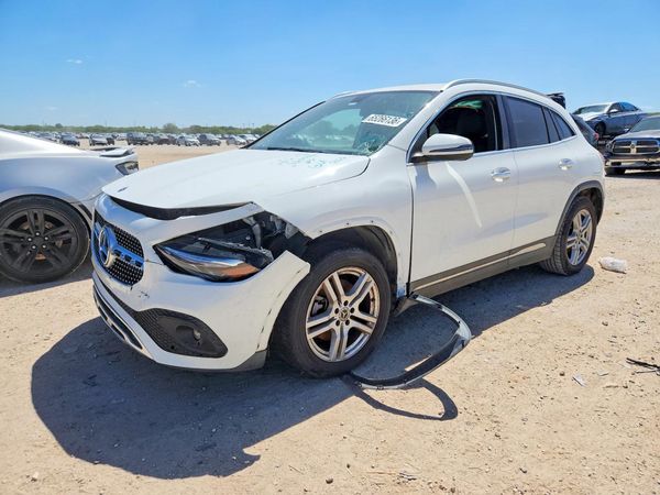 2021 MERCEDES-BENZ GLA-CLASS GLA250 — Front 3/4