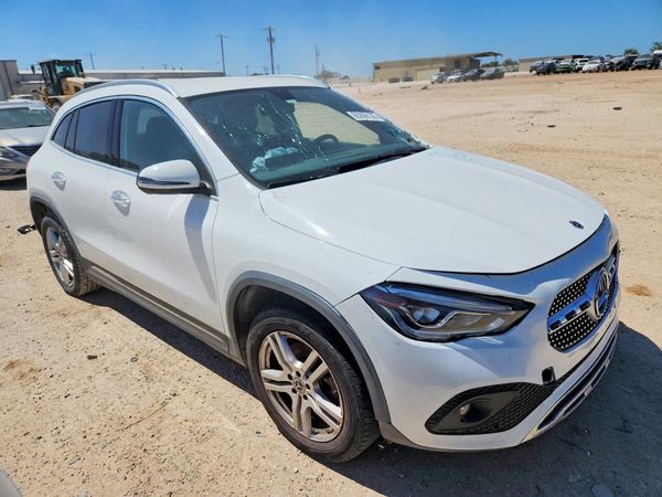 2021 MERCEDES-BENZ GLA-CLASS GLA250 — Passenger 3/4