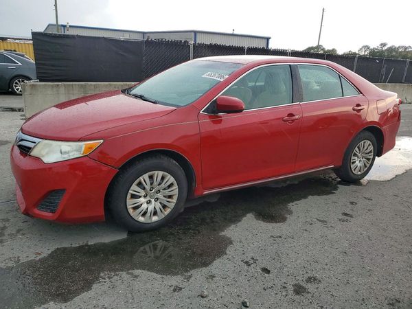 2014 TOYOTA CAMRY — Front 3/4