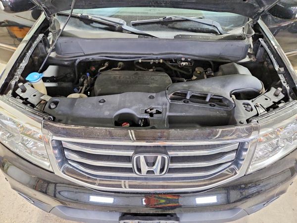 2013 HONDA PILOT TOURING — Engine bay