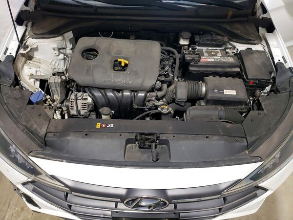 2019 HYUNDAI ELANTRA SE — Engine bay