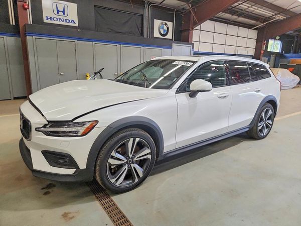 2025 VOLVO V60 CROSS COUNTRY Plus