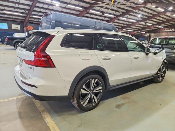 2025 VOLVO V60 CROSS COUNTRY Plus