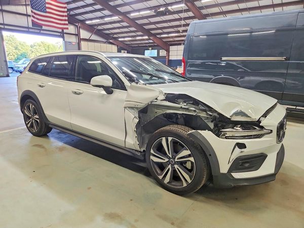 2025 VOLVO V60 CROSS COUNTRY Plus