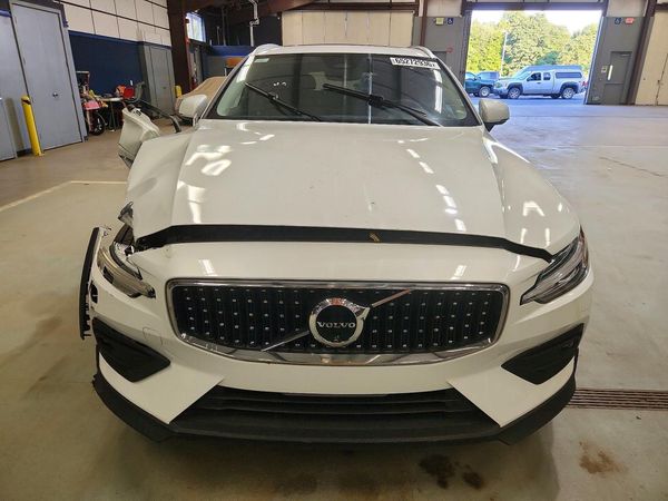 2025 VOLVO V60 CROSS COUNTRY Plus