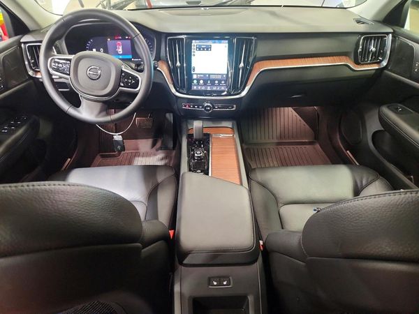 2025 VOLVO V60 CROSS COUNTRY Plus