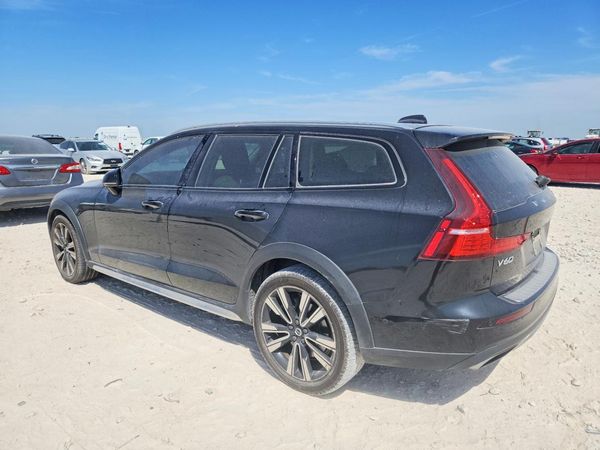 2021 VOLVO V60 CROSS COUNTRY Momentum