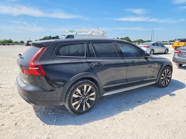 2021 VOLVO V60 CROSS COUNTRY Momentum