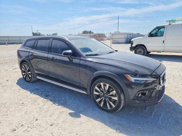 2021 VOLVO V60 CROSS COUNTRY Momentum