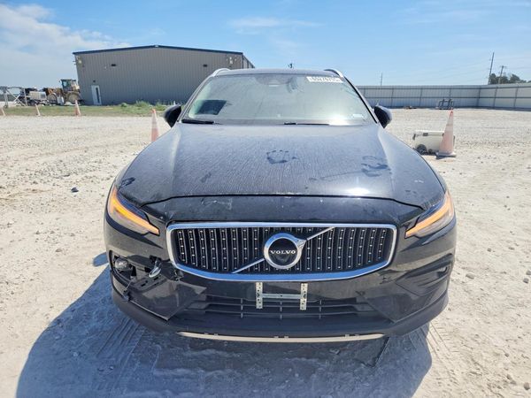 2021 VOLVO V60 CROSS COUNTRY Momentum