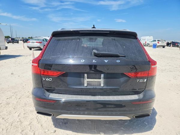 2021 VOLVO V60 CROSS COUNTRY Momentum