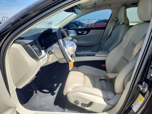 2021 VOLVO V60 CROSS COUNTRY Momentum