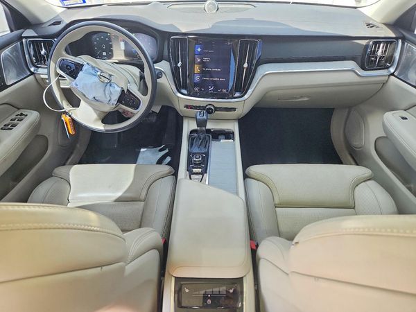 2021 VOLVO V60 CROSS COUNTRY Momentum