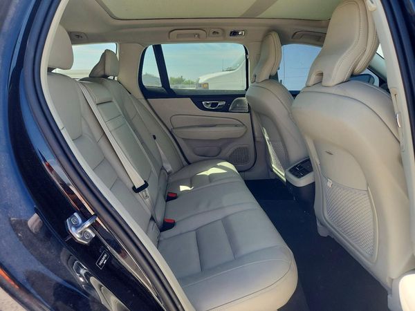 2021 VOLVO V60 CROSS COUNTRY Momentum