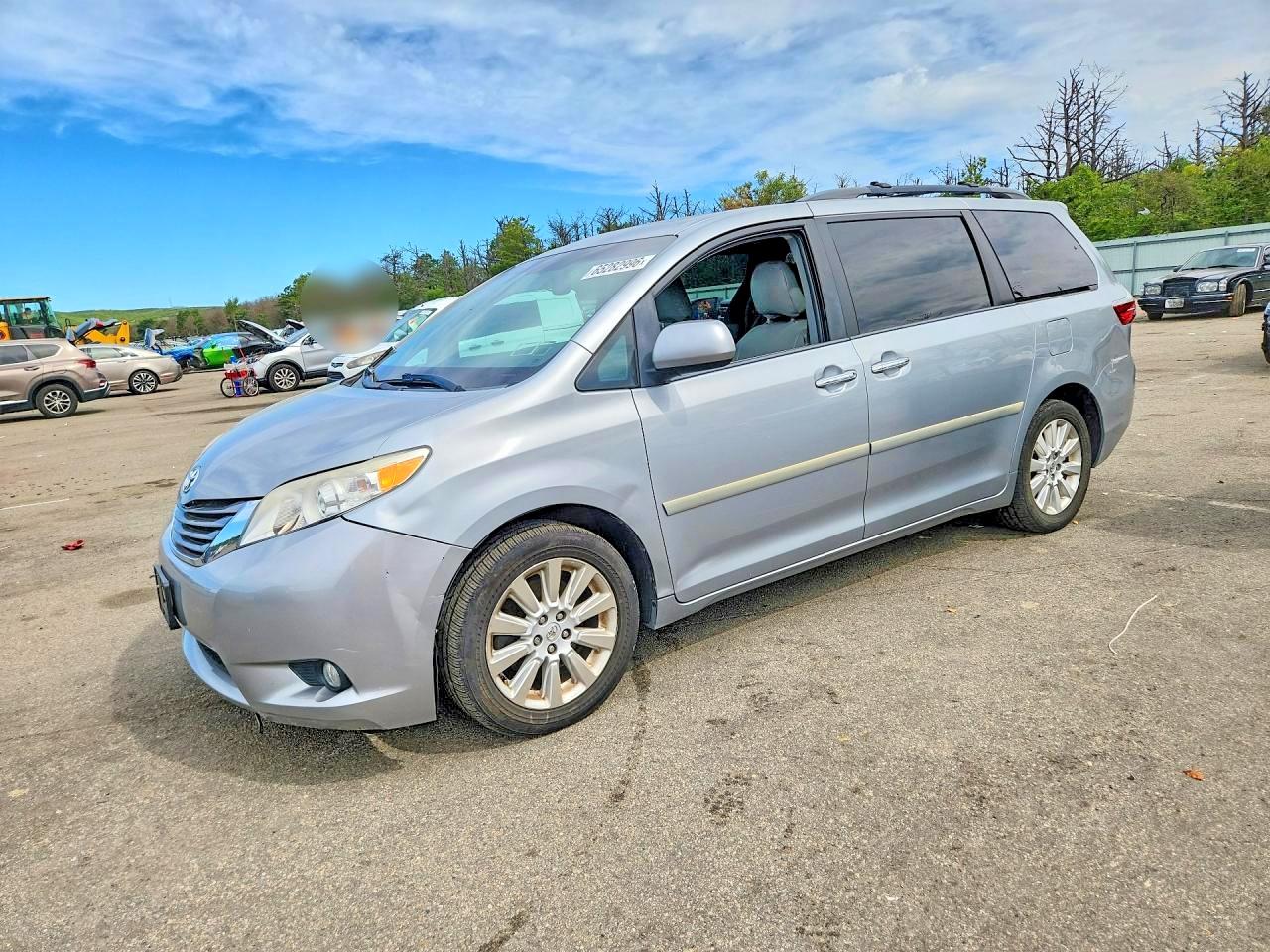 2015 TOYOTA SIENNA