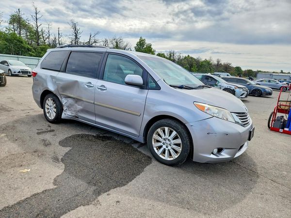 2015 TOYOTA SIENNA
