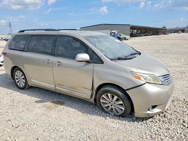 2017 TOYOTA SIENNA