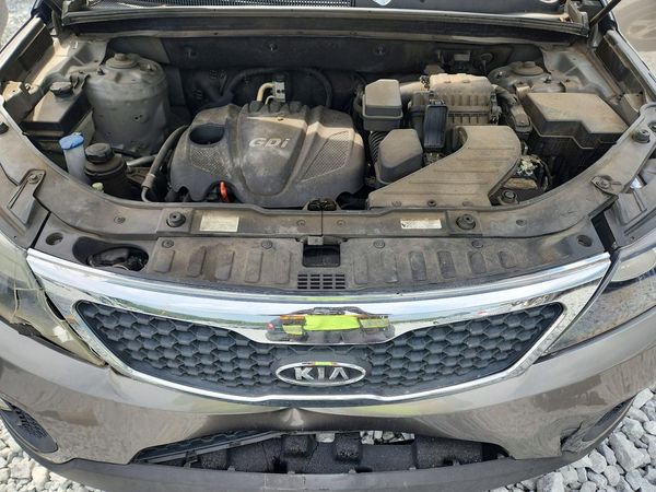2012 KIA SORENTO GL(Middle-low grade) — Engine bay