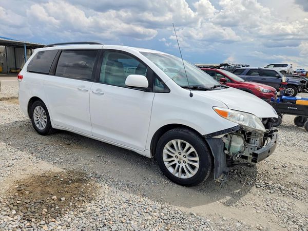 2014 TOYOTA SIENNA
