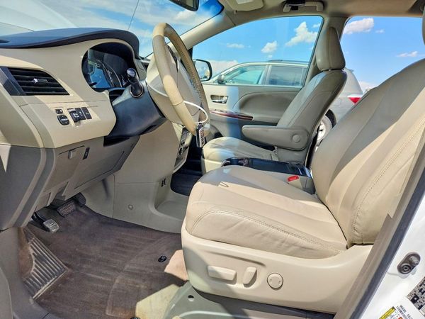 2014 TOYOTA SIENNA