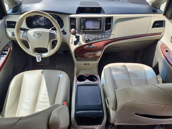 2014 TOYOTA SIENNA