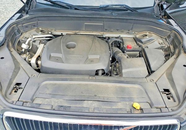 2018 VOLVO XC90 Momentum — Engine bay