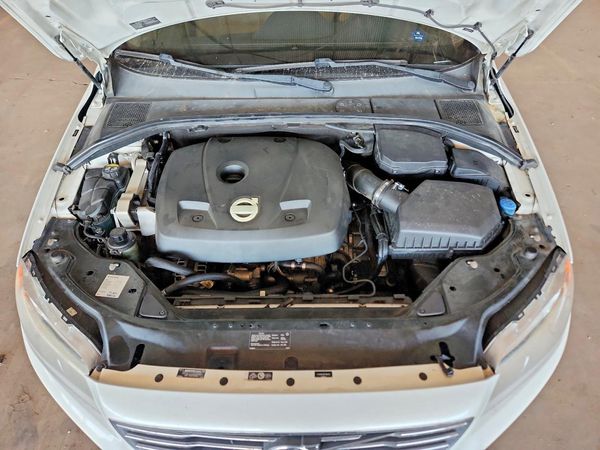 2015 VOLVO S80 Premier (non R design) — Engine bay