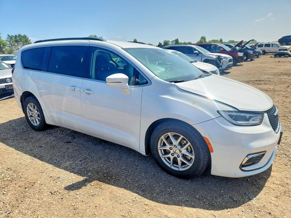 2022 CHRYSLER PACIFICA Touring L — Passenger 3/4