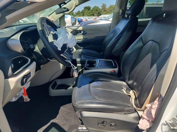 2022 CHRYSLER PACIFICA Touring L — DENT