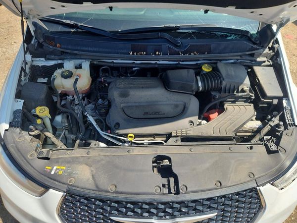 2022 CHRYSLER PACIFICA Touring L — Engine bay