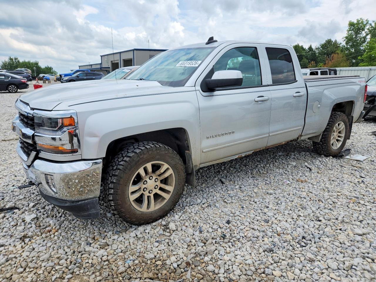 2017 CHEVROLET SILVERADO LT — Front 3/4