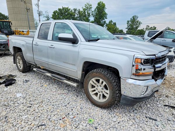 2017 CHEVROLET SILVERADO LT — Passenger 3/4
