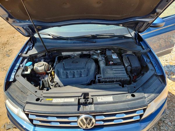 2018 VOLKSWAGEN TIGUAN SE, 4Motion SEL — Engine bay