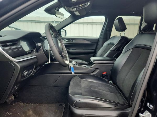 2025 JEEP GRAND CHEROKEE Laredo, Altitude