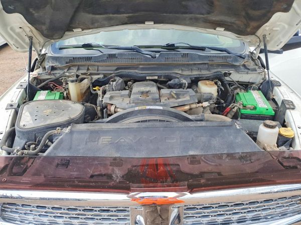 2013 RAM 2500 Laramie — Engine bay