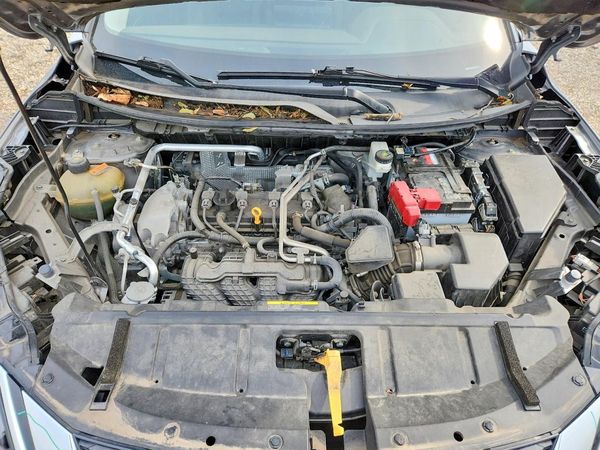 2021 NISSAN ROGUE SV — Engine bay