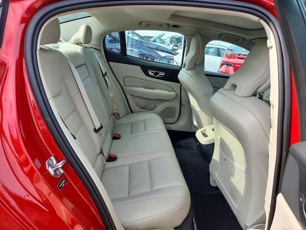 2019 VOLVO S60 Momentum
