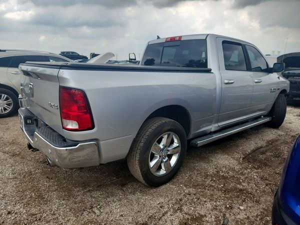 2016 RAM 1500 SLT CREW CAB 4X4